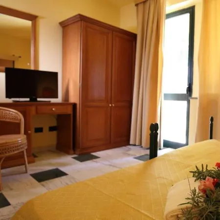 Marina Del Marchese Hotel *