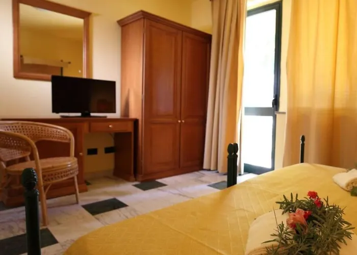 Marina Del Marchese Hotel *